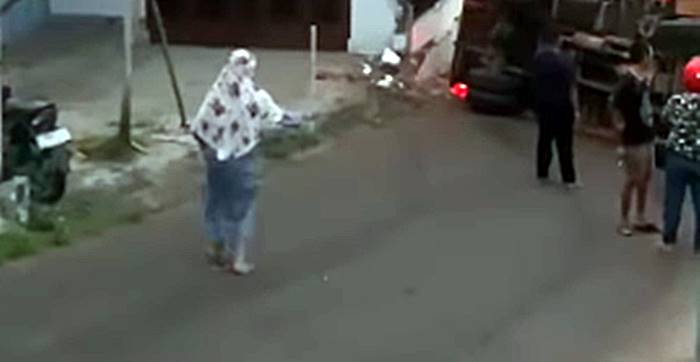 Truk Bermuatan Batu Bata Terguling di Jalan Mekar Pananjung Sodong Padalarang, Lalu Lintas Sempat Tersendat
