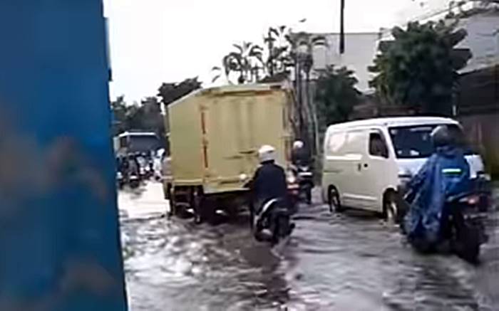 Genangan Air Kembali Rendam Jalan Raya Batujajar-Cimareme Padalarang Usai Hujan Singkat