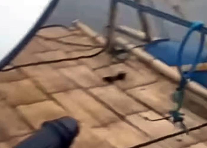 Akses Jalan Ditutup untuk Acara Kopassus, Warga Batujajar Terpaksa Angkut Motor dengan Rakit
