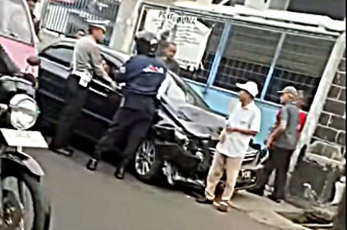 Kecelakaan Adu Banteng Dua Mobil Sebabkan Kemacetan di Jalan AH Nasution Ujungberung Bandung Pagi Ini