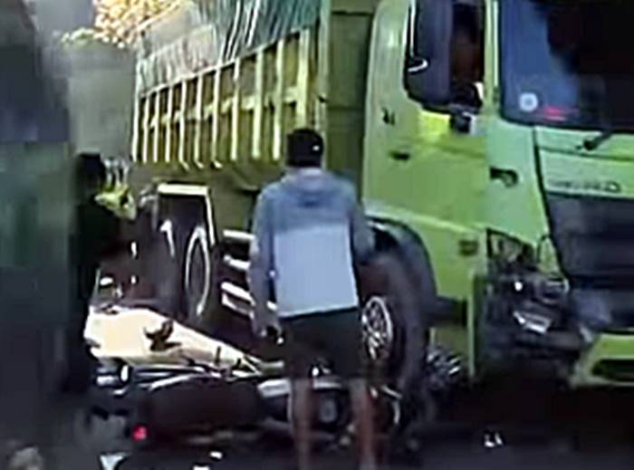 Kecelakaan Lalu Lintas di Jalan Kerkof Cimahi Selatan Libatkan Motor dan Truk