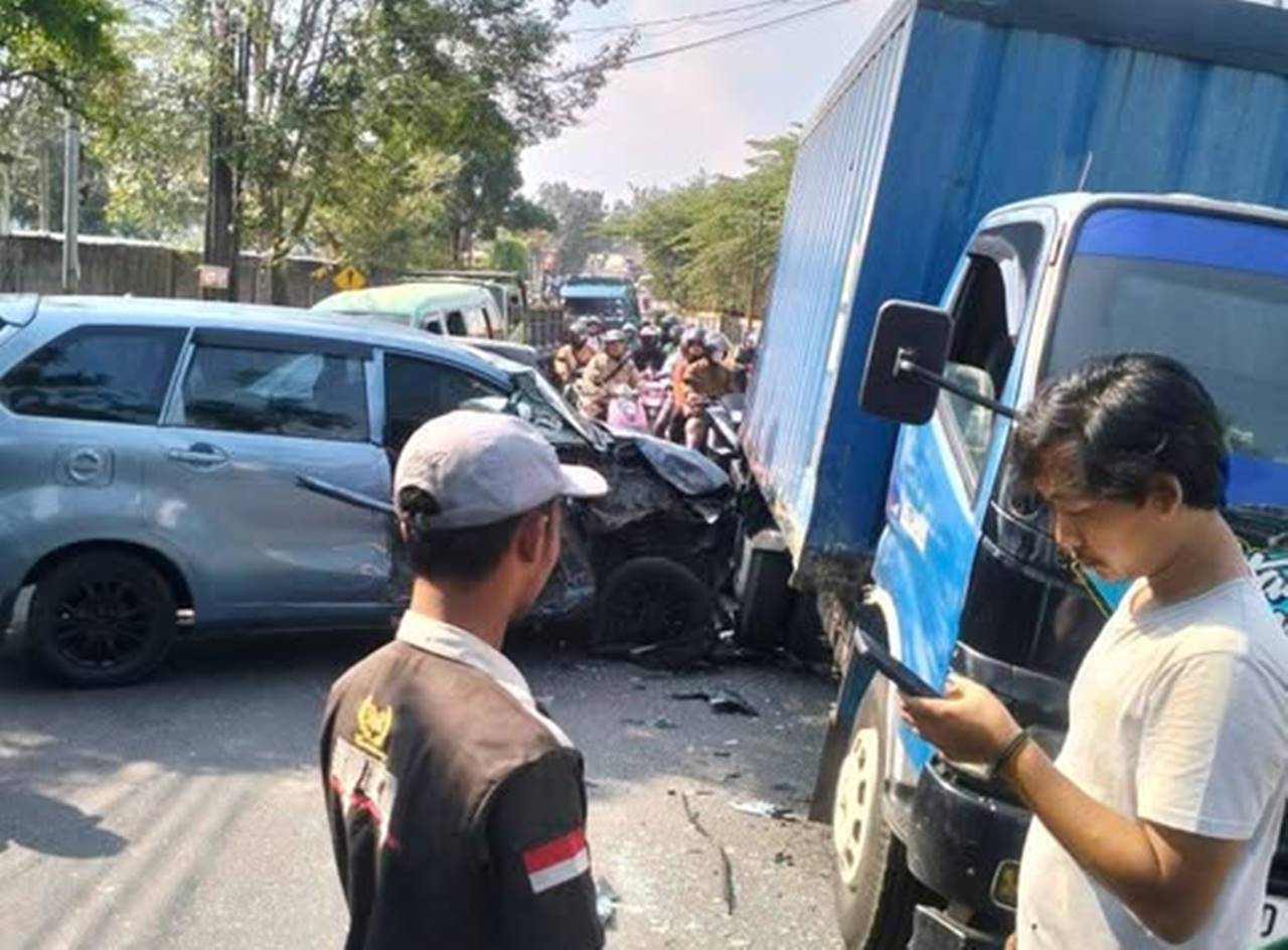 Mobil dan Truk Terlibat Kecelakaan di Jalan Cangkorah Batujajar, Kemacetan Tak Terhindarkan