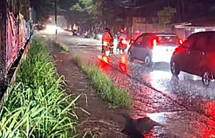 Banjir Kembali Genangi Jalan Raya Cimareme-Batujajar, Arus Lalu Lintas Macet Parah