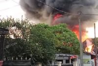 Kebakaran Besar Terjadi di Buahbatu Bandung, Asap Hitam Membumbung Tinggi Diduga Bangunan Laundry dan Gudang Alat Pesta