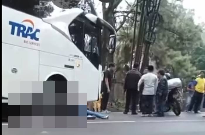 Avtobusda ayollarning kokraklari fotosuratlari Avtobusda ayollarning kokraklari fotosuratlari