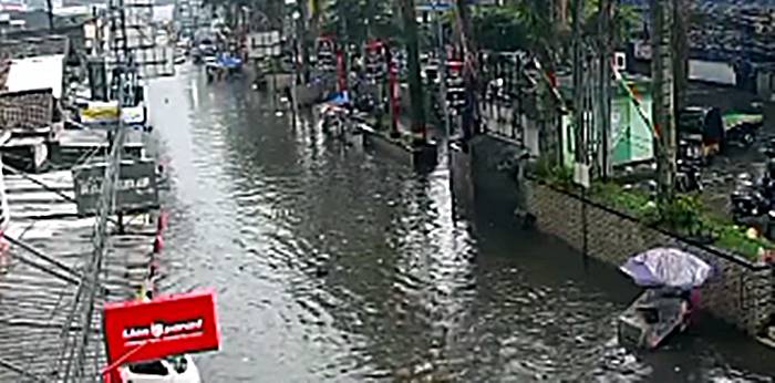 Pasar Panorama Lembang dan Jalan Kolonel Masturi Cisarua Bandung Barat Tergenang Banjir Usai Hujan Deras