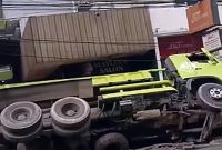 Truk Hijau Terguling di Tagog Padalarang Sebrang Gedung DPRD Lama, Lalu Lintas Macet