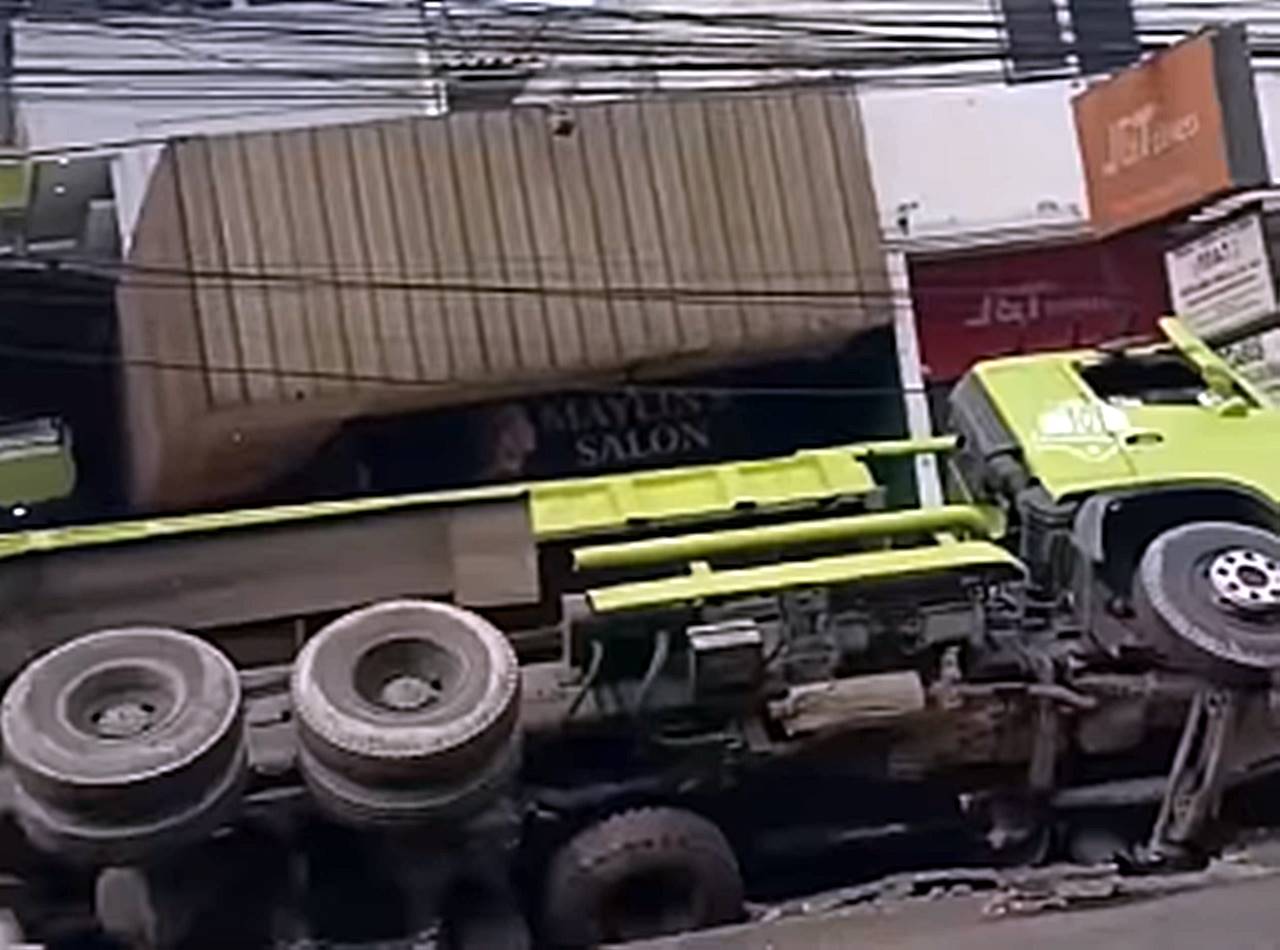 Truk Hijau Terguling di Tagog Padalarang Sebrang Gedung DPRD Lama, Lalu Lintas Macet