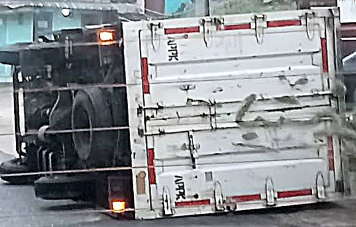 Truk Terguling di Margaluyu Cipatat, Begini Dugaan Kronologi dan Kondisi Sopir
