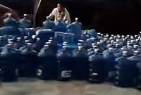 Kecelakaan Tunggal di Bundaran Paramon, Truk Galon Terguling Diduga Akibat Sopir Mengantuk