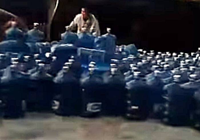 Kecelakaan Tunggal di Bundaran Paramon, Truk Galon Terguling Diduga Akibat Sopir Mengantuk