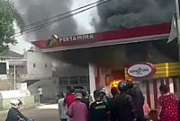 Sebuah Mobil Terbakar di Pom Bensin Lembur Sawah (Leuwigajah) Cimahi Selatan