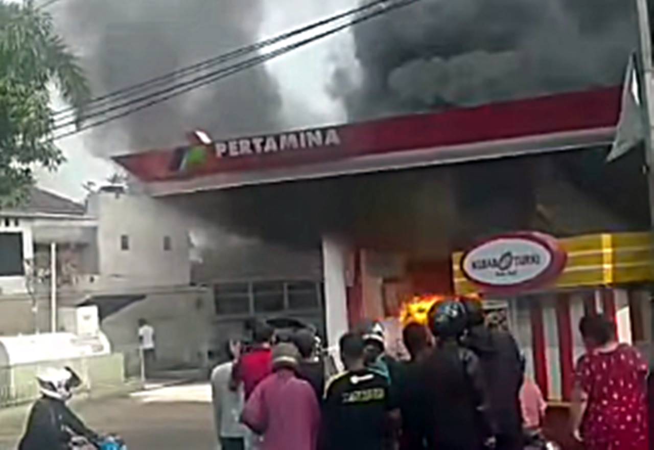 Sebuah Mobil Terbakar di Pom Bensin Lembur Sawah (Leuwigajah) Cimahi Selatan