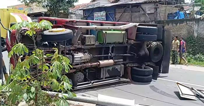 Diduga Hindari Pemotor yang Menyebarang Mendadak, Sebuah Truk Terguling di Dekat Puskesmas Cipatat Bandung Barat