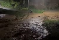 Jalan Penghubungung Kecamatan Padalarang dan Cipatat di Cigintung Sempat Terendam Arus Banjir Deras Jalan Penghubungung Kecamatan Padalarang dan Cipatat di Cigintung Sempat Terendam Arus Banjir Deras