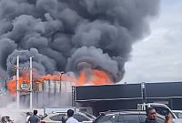 Kebakaran Hebat di Babakan Ciparay Bandung, Petugas Damkar Masih Berjuang Padamkan Api Kebakaran Hebat di Babakan Ciparay Bandung, Petugas Damkar Masih Berjuang Padamkan Api