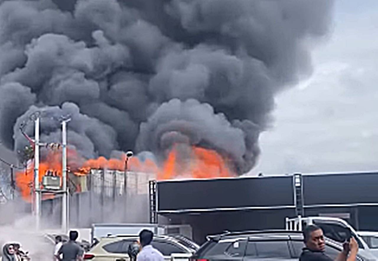 Kebakaran Hebat di Babakan Ciparay Bandung, Petugas Damkar Masih Berjuang Padamkan Api