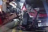 Motor dan Mobil Adu Banteng di Flyover Cimindi, Lalu Lintas Cimahi–Bandung Sempat Tersendat