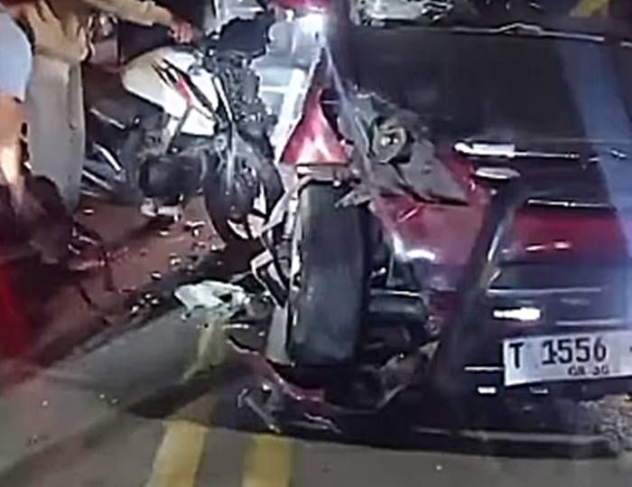 Motor dan Mobil Adu Banteng di Flyover Cimindi, Lalu Lintas Cimahi–Bandung Sempat Tersendat