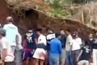 Tanah Longsor di Jatinangor Sumedang Timbun Pekerja Proyek Lapangan Bola, Empat Orang Dikabarkan Meninggal Dunia Tanah Longsor di Jatinangor Sumedang Timbun Pekerja Proyek Lapangan Bola, Empat Orang Dikabarkan Meninggal Dunia