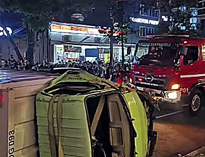 Kronologis Kecelakaan Truk Terguling di Jalan Gatot Subroto Bandung Depan Trans Studio Mall